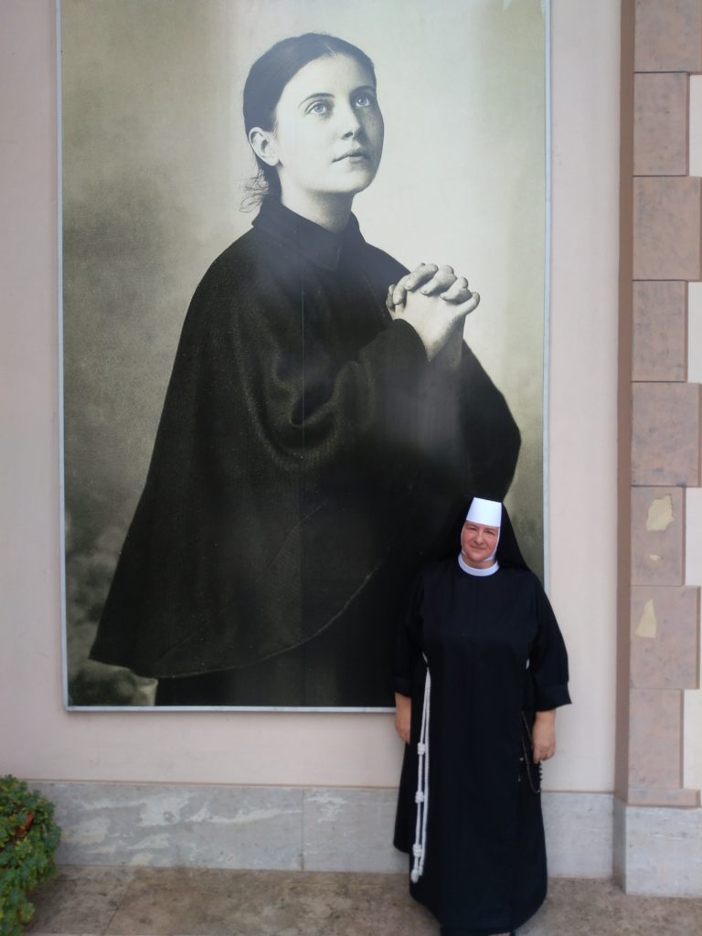 Sestra Dominika v r. 2019 před kostelem sv. Gemmy v Lucce